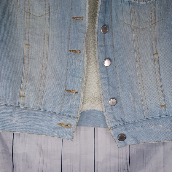 Ashley Vintage Charm Lightwash Distressed Denim Trucker Jacket Sherpa Lined - Picture 7 of 13
